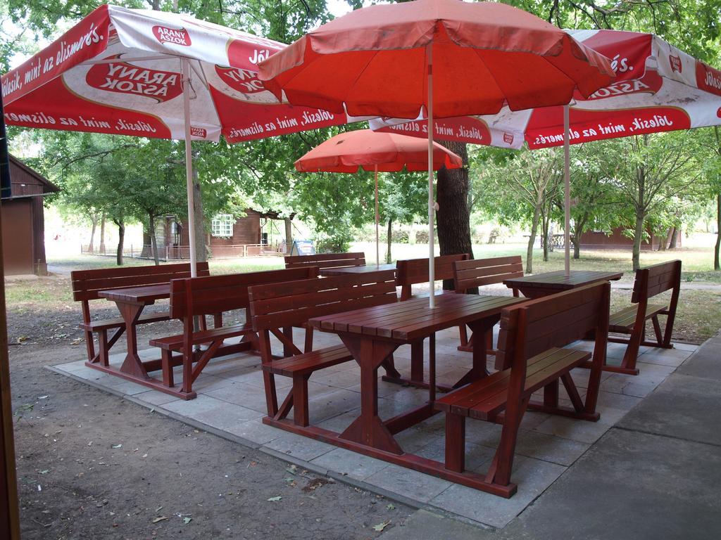 Arnyas Thermal Camping Es Ueduelopark Püspökladány エクステリア 写真