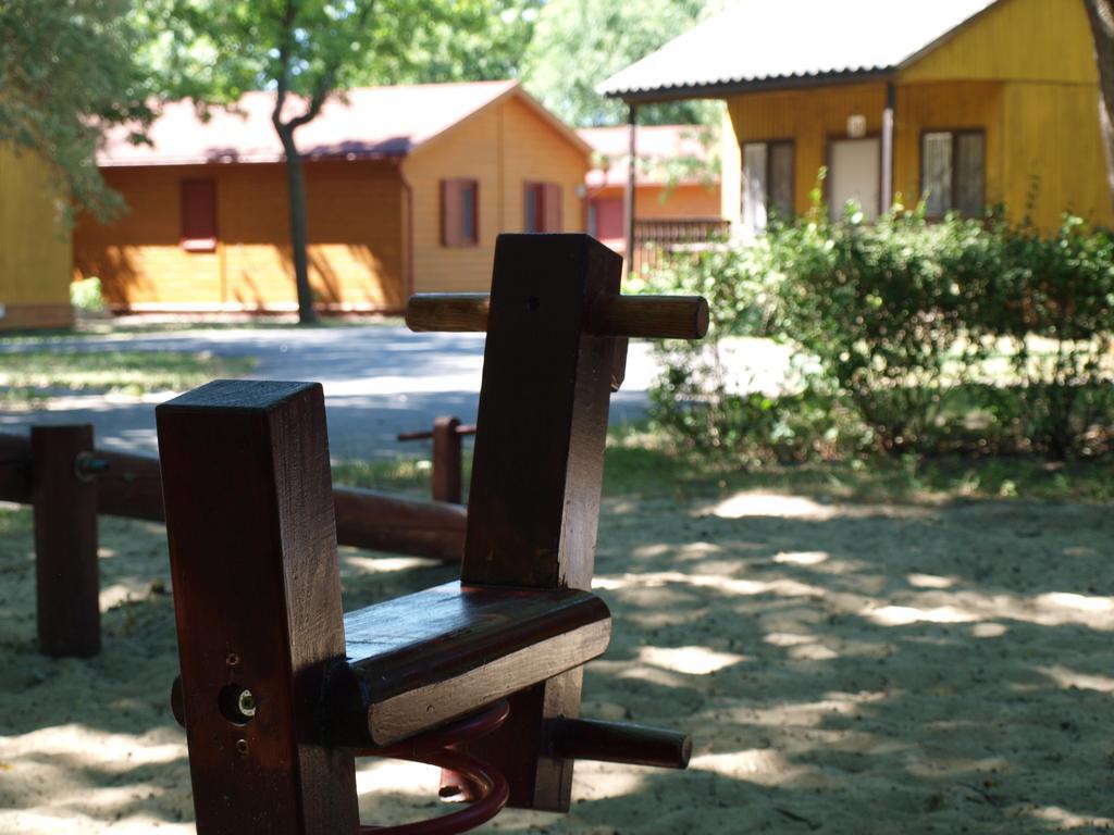 Arnyas Thermal Camping Es Ueduelopark Püspökladány エクステリア 写真