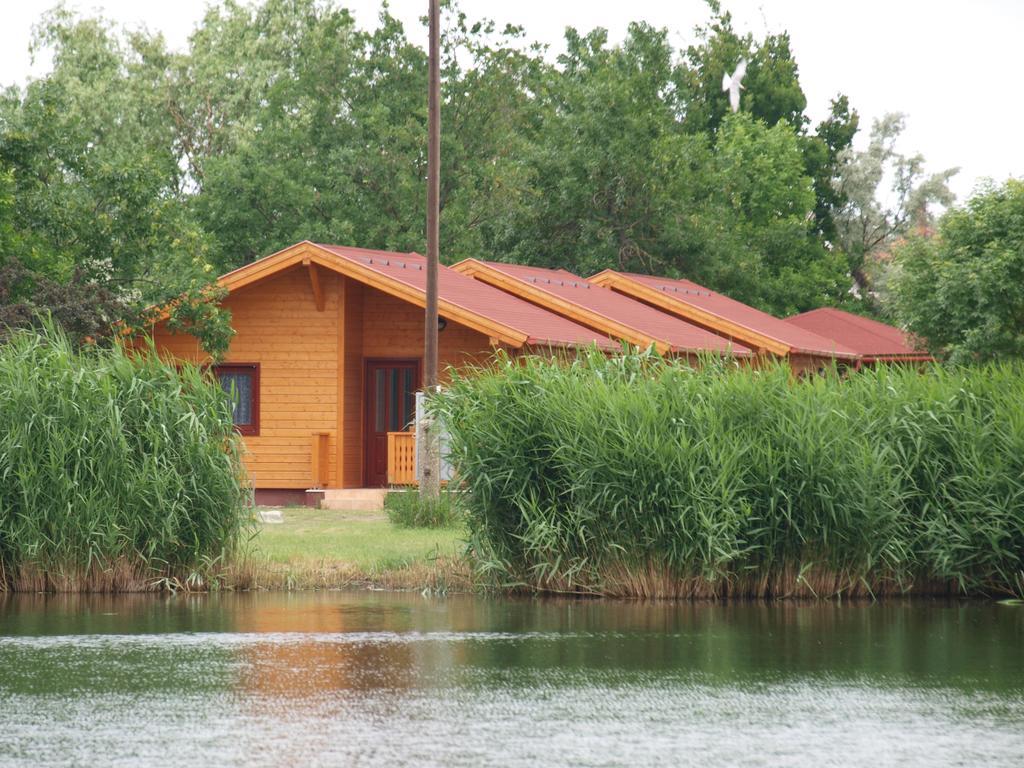 Arnyas Thermal Camping Es Ueduelopark Püspökladány エクステリア 写真