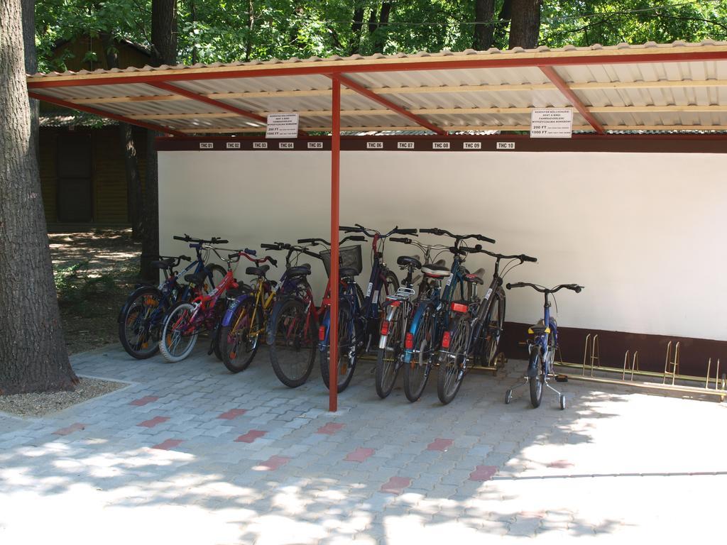 Arnyas Thermal Camping Es Ueduelopark Püspökladány エクステリア 写真