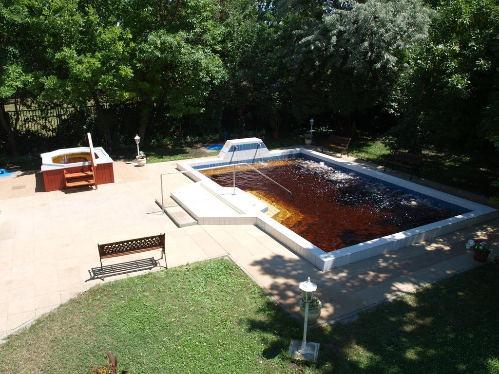 Arnyas Thermal Camping Es Ueduelopark Püspökladány エクステリア 写真