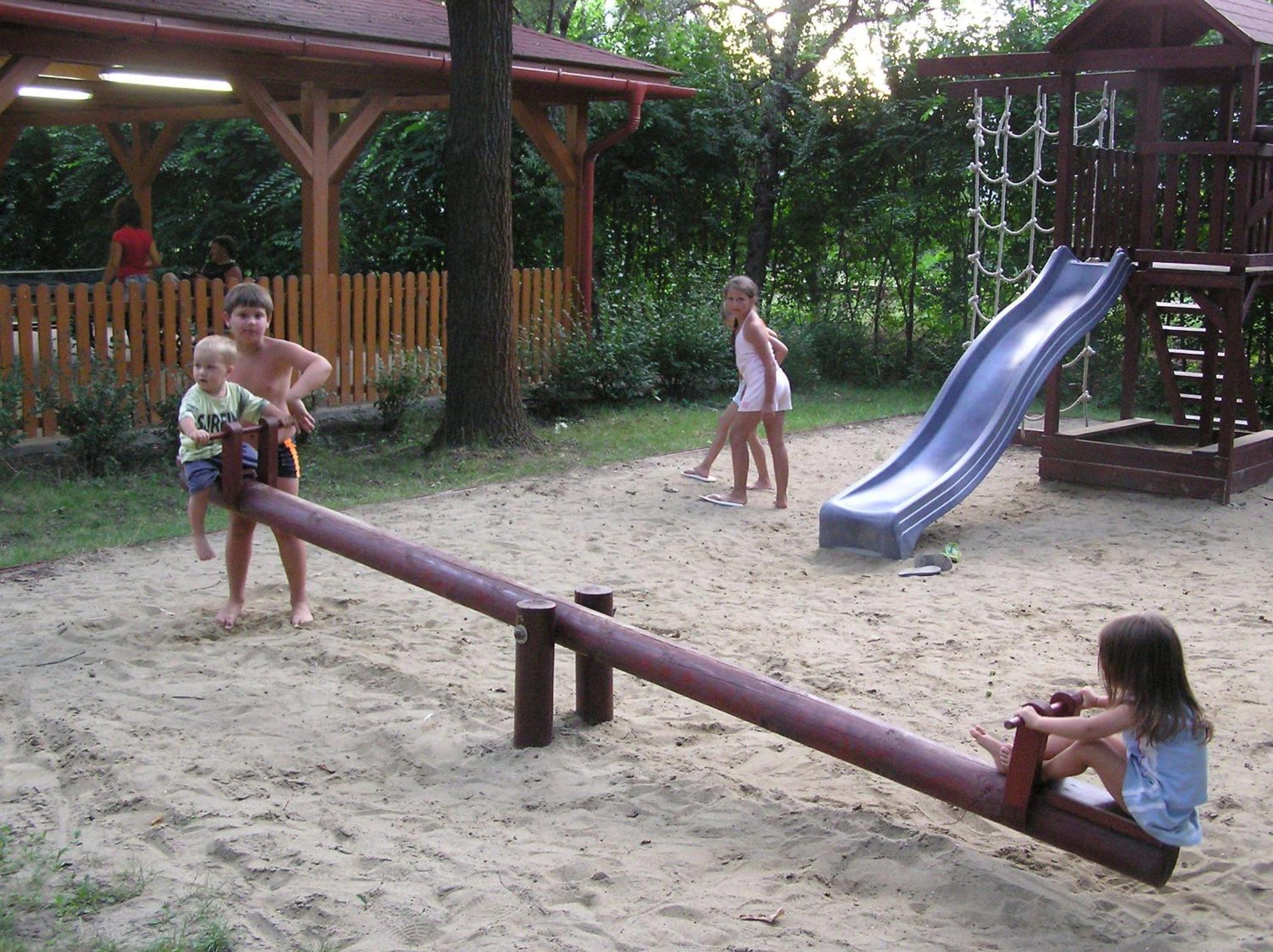 Arnyas Thermal Camping Es Ueduelopark Püspökladány エクステリア 写真